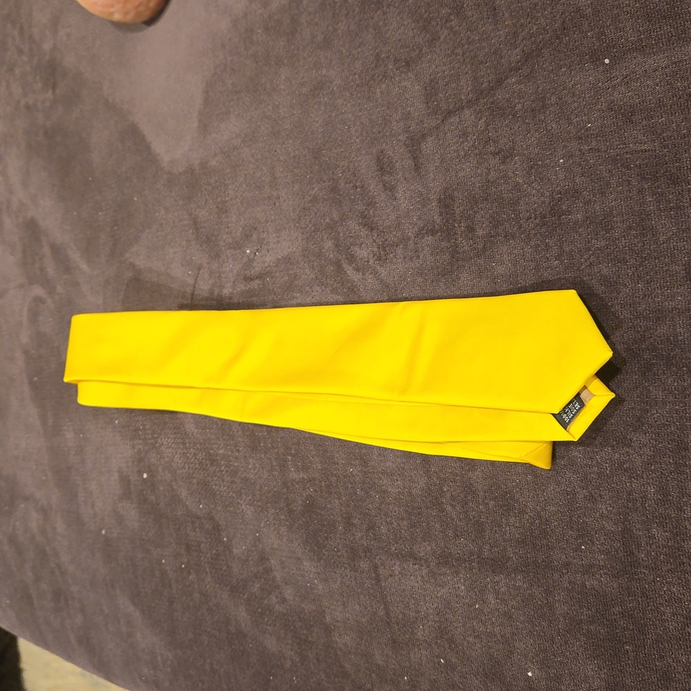 NWOT, Yellow skinny necktie 100% silk
